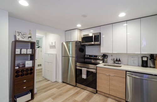Mann Appartement | Basement Unit · The NEON Spot - Work station, KING bed