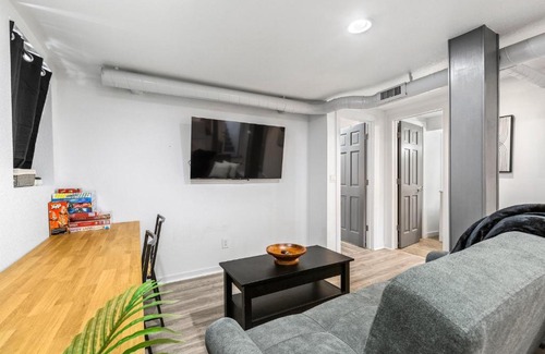 Alamo Placita Maison | Basement with Full Kitchen and Near Downtown