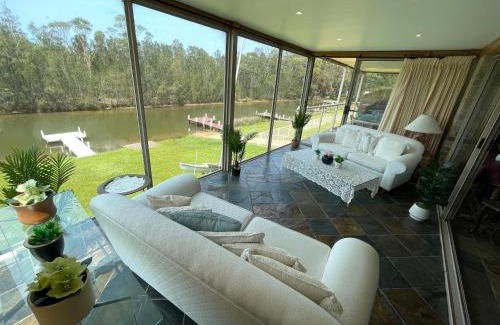 St. Georges Basin Maison | BasinWaterStays Waterfront Jetty - Brm1
