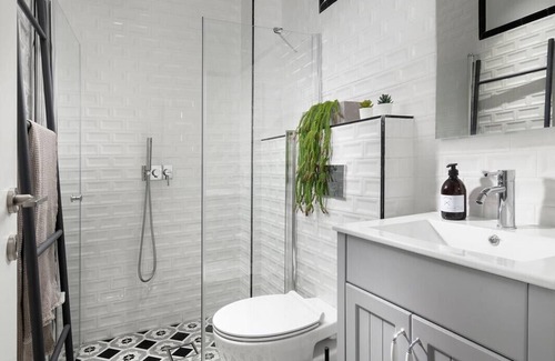 Haifa Appartement | Bat Galim Seaside Artistic Retreat 3BR Apartment