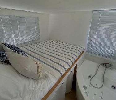 Anatole France Location De Bateaux | Bateau Mama Mia