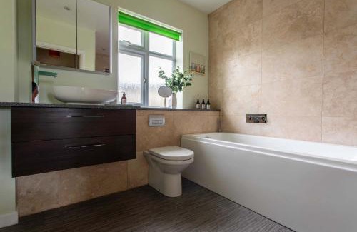 Bath Maison | Bath City Haven with Free Parking