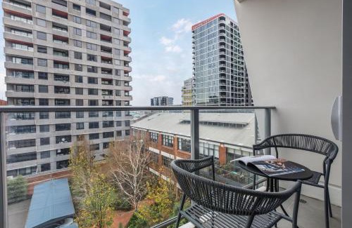 Melbourne Central Business District Appartement | Batman Hideout - Modern Parkside Escape with Gym