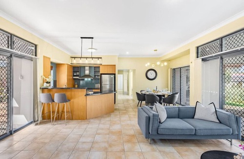Carindale Maison | Bauhaus Design 5 Bedrooms Home at Carindale