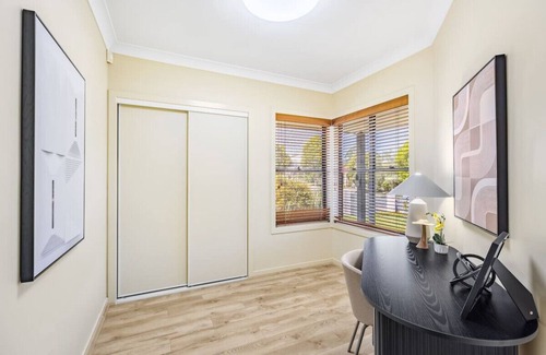 Carindale Maison | Bauhaus Design 5 Bedrooms Home at Carindale