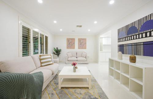 Baulkham Hills Maison | Baulkham Hills 4BR with Pool