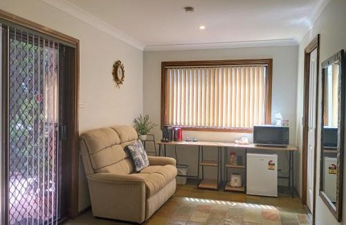 Baulkham Hills Maison | Baulkham Hills Deluxe king room with air-con private bathroom and entrance