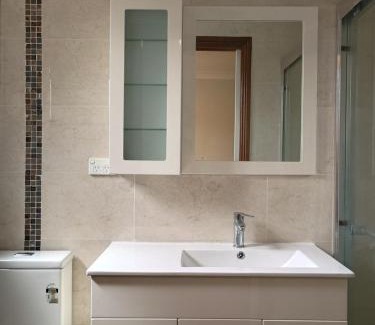Baulkham Hills Maison | Baulkham Hills Deluxe king room with air-con private bathroom and entrance