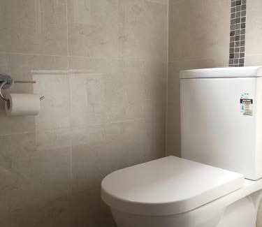 Baulkham Hills Maison | Baulkham Hills Deluxe king room with air-con private bathroom and entrance