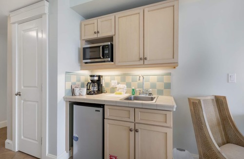 Villa Lago Copropriété | Bay-Facing Studio Gem with Private Balcony and King Bed - Accommodates up to 4 Guests for a Spectacular Stay at Sandestin Golf and Beach Resort!