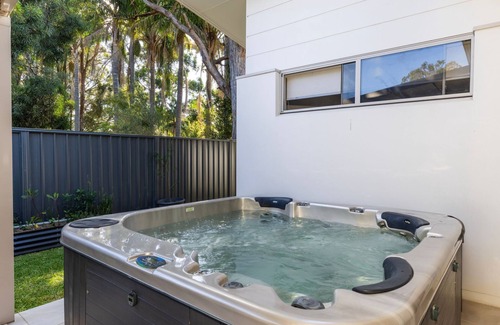 Callala Bay Maison | Bay Gem - Pet Friendly with Spa