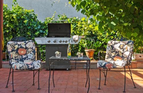Bay Park Maison | Bay Park Garden Paradise - central Location, AC, Washer Dryer & Private yard!