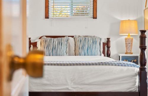 Bay Park Maison | Bay Park Garden Paradise - central Location, AC, Washer Dryer & Private yard!
