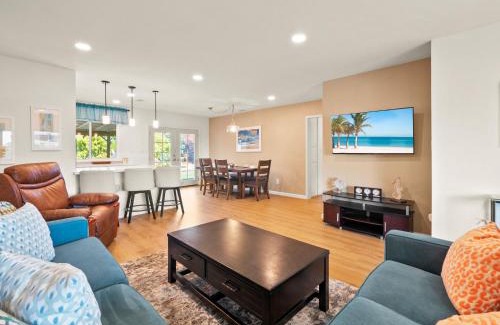 Bay Park Maison | Bay Park Garden Paradise - central Location, AC, Washer Dryer & Private yard!