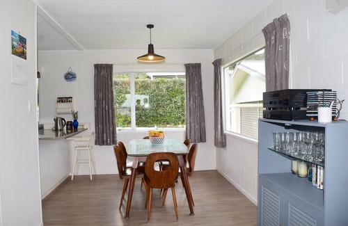 Russell Maison | Bay Retreat - Absolute Beachfront Holiday Home