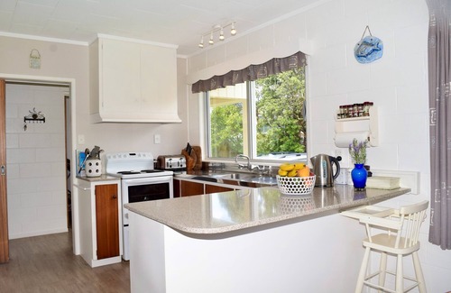 Russell Maison | Bay Retreat - Absolute Beachfront Holiday Home