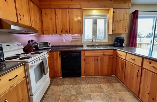 Botwood Maison | Bay View Retreat, quiet and private getaway, easy access to trails