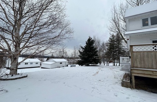 Botwood Maison | Bay View Retreat, quiet and private getaway, easy access to trails