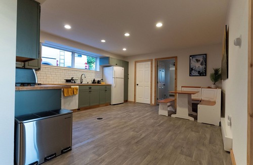 Alabama Hill Maison | Bay-view Suite with pet friendly yard