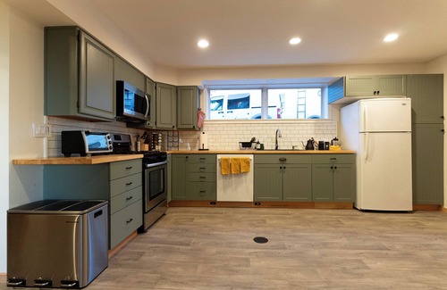 Alabama Hill Maison | Bay-view Suite with pet friendly yard