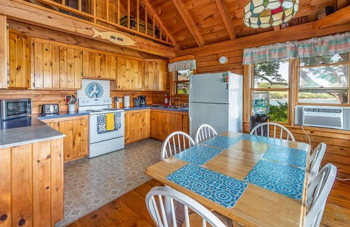 Harpswell Cabine | Bay-View. Waterfront Log cabin on the bay. Pet Friendly.