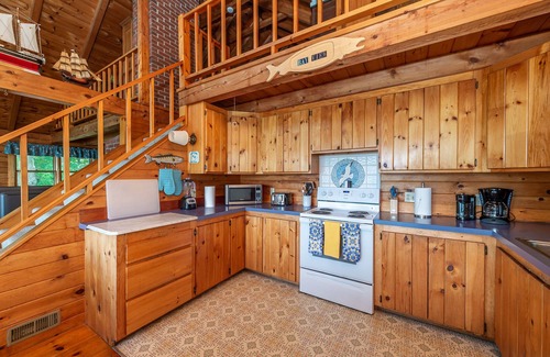 Harpswell Cabine | Bay-View. Waterfront Log cabin on the bay. Pet Friendly.