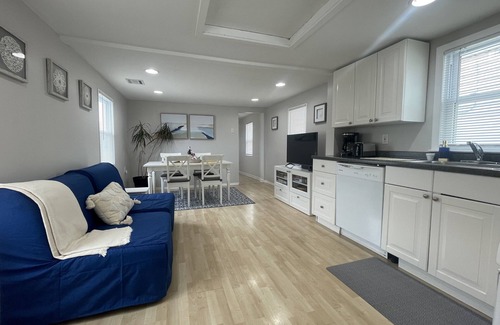 Ship Bottom Maison | Bay2Beach-Single Family Home Beautiful Sunsets on the Bay-Block to the Beach
