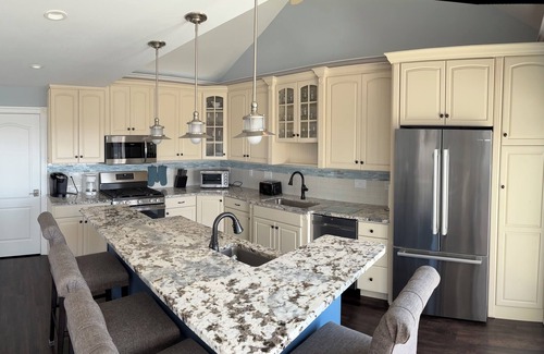 Avalon Maison | Bayfront Beauty - Delightful 6-bedroom house with AC in Avalon