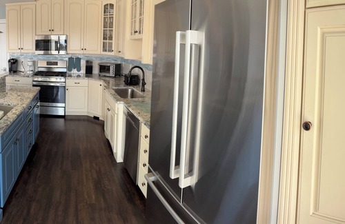 Avalon Maison | Bayfront Beauty - Delightful 6-bedroom house with AC in Avalon
