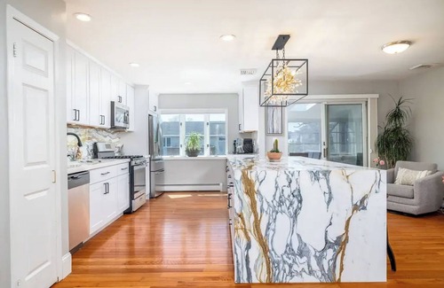 Baldwin Harbor Maison | Bayfront Brand New Reno with Hot Tub, Pool & Beach