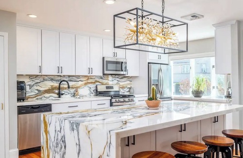 Baldwin Harbor Maison | Bayfront Brand New Reno with Hot Tub, Pool & Beach