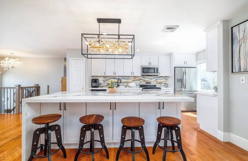 Baldwin Harbor Maison | Bayfront Brand New Reno with Hot Tub, Pool & Beach