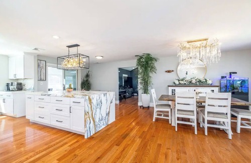 Baldwin Harbor Maison | Bayfront Brand New Reno with Hot Tub, Pool & Beach