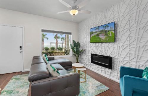 Port Isabel Maison | Bayfront Cottage- Pool - Hot Tub - Close to Beach