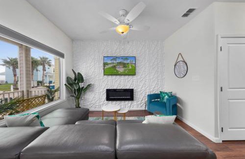 Port Isabel Maison | Bayfront Cottage- Pool - Hot Tub - Close to Beach