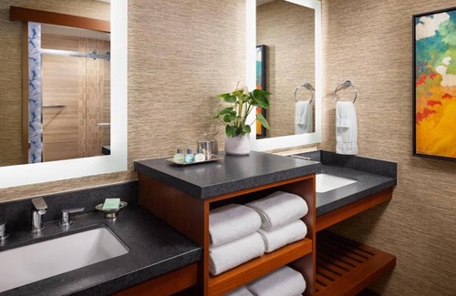 Crown Point Hôtel | Bayfront Double Suite with Stunning Views | Catamaran Stay