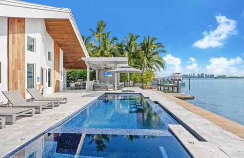 Seybold Villa | Bayfront Escape Poolside Luxury Villa with Sunset Views