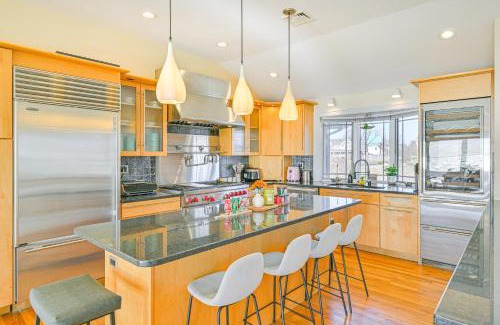 Patchogue Maison | Bayfront Home in Patchogue with Deck and Fishing Dock
