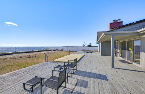 Patchogue Maison | Bayfront Home in Patchogue with Deck and Fishing Dock