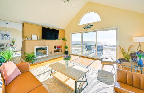 Patchogue Maison | Bayfront Home in Patchogue with Deck and Fishing Dock