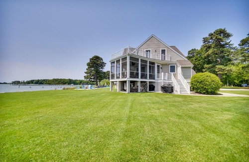 White Stone Maison | Bayfront White Stone Escape with Private Beach!