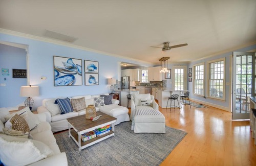 White Stone Maison | Bayfront White Stone Escape with Private Beach!