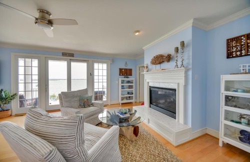 White Stone Maison | Bayfront White Stone Escape with Private Beach!