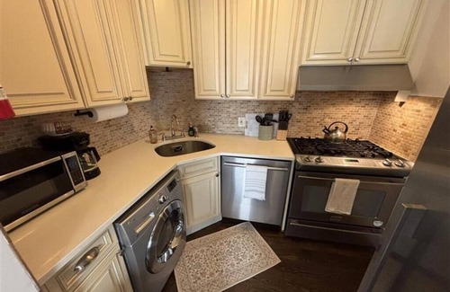 Bayonne Appartement | Bayonne 2BR: 15 Min to NYC, Pets OK, Parking Available