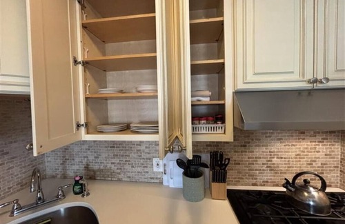 Bayonne Appartement | Bayonne 2BR: 15 Min to NYC, Pets OK, Parking Available