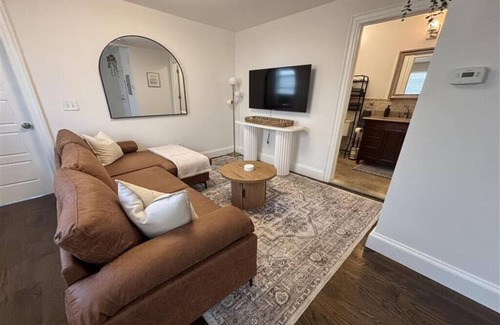 Bayonne Appartement | Bayonne 2BR: 15 Min to NYC, Pets OK, Parking Available