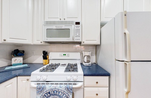 Ocean View Maison | Bayside at Bethany Lakes condo with fireplace, AC, shared pool & tennis court