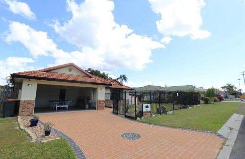 Rothwell Maison | Bayside Bliss 8 Sleeper Family Escape