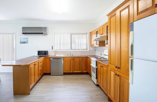 Erowal Bay Maison | Bayview - Absolute Waterfront with Jetty - 5 Mins to Hyams Beach