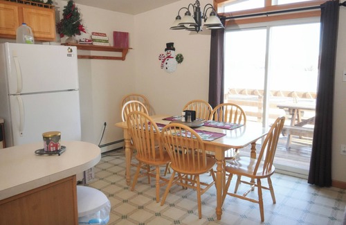 Inlet Chalet De Ski | Bayview at Beachfront "Eagle Bay Village"